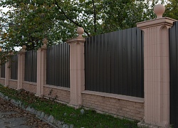 Забор из дерева или профнастила: выбираем оптимальный вариант.